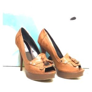 Vera Wang like new cognac pumps peep toe tassel